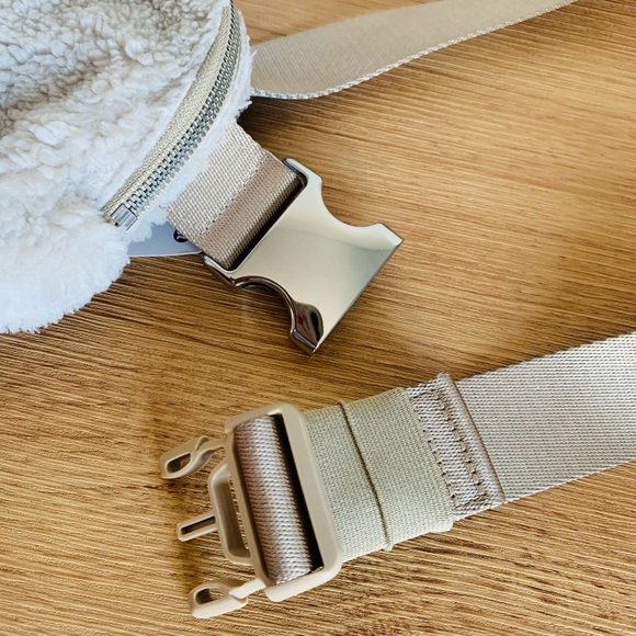 NWT! Lululemon! Everywhere Fleece Belt Bag in Natural Ivory Trench - Picture 13 of 16
